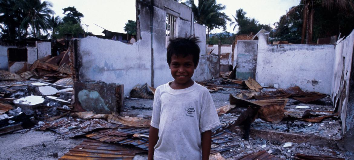 A casa deste menino foi destruída durante os ataques da milícia após a votação de 30 de agosto sobre autodeterminação (Outubro-novembro de 1999)