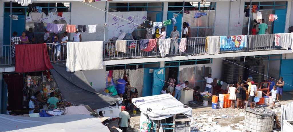 Algumas pessoas que fugiram de suas casas no Haiti agora estão morando em escolas