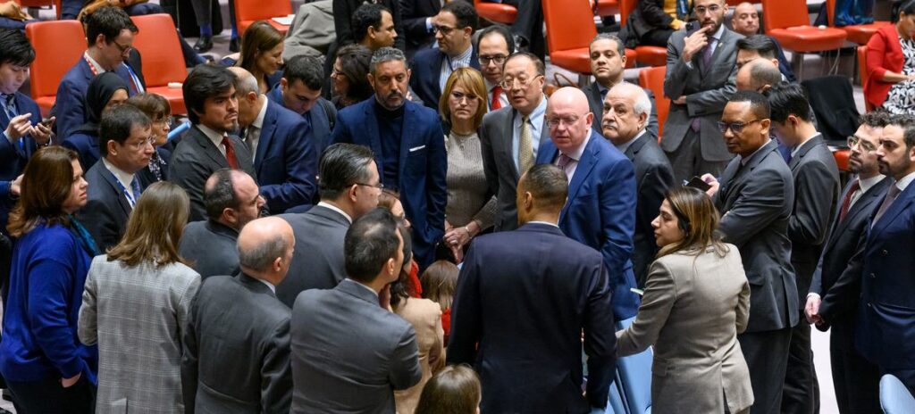 Membros e delegados do Conselho de Segurança se reúnem, após saírem de consultas fechadas que sucederam uma reunião sobre a situação no Oriente Médio em dezembro de 2023