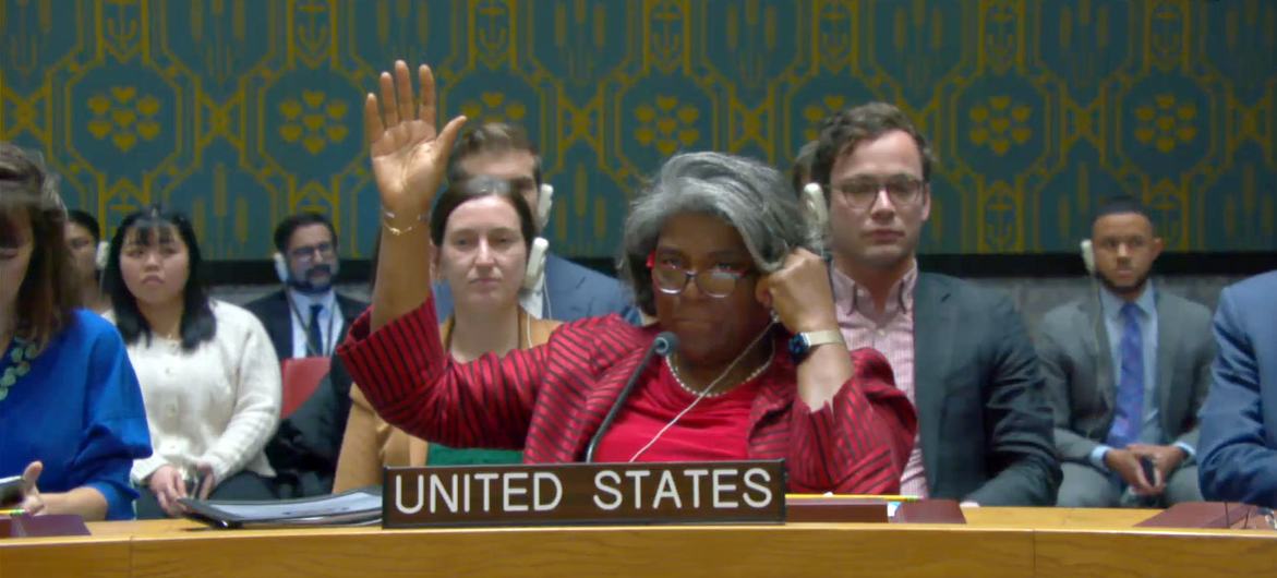 A embaixadora Linda Thomas-Greenfield, dos Estados Unidos, vota por abstenção no projeto de resolução do Conselho de Segurança da ONU sobre a situação no Oriente Médio, incluindo a questão palestina