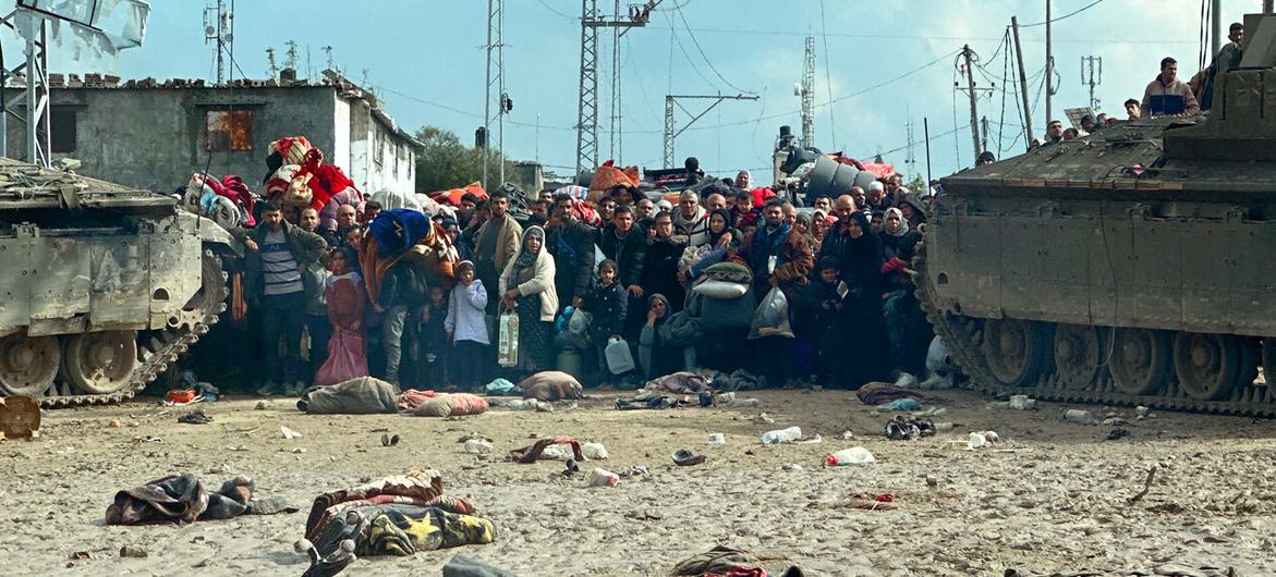 Palestinos deslocados espremidos entre dois tanques aguardavam sua vez de cruzar um posto de controle israelense que leva a Rafah, no sul de Gaza, enquanto as hostilidades continuam em Khan Younis, após ordens de evacuação em fevereiro de 2024