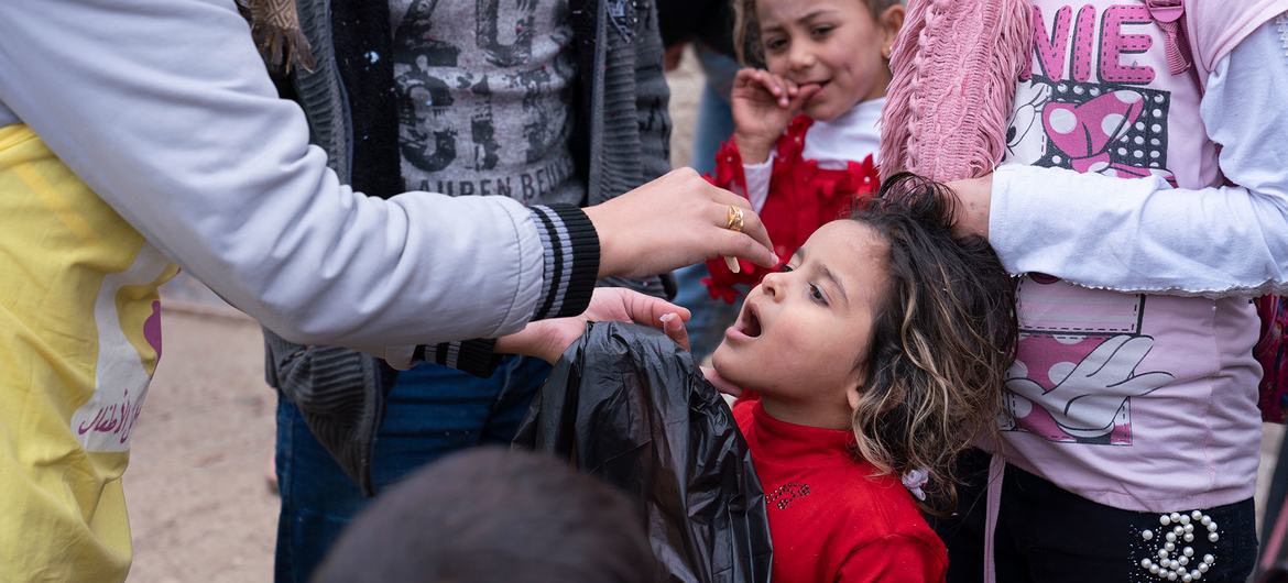 Uma criança é vacinada contra a cólera em Aleppo, noroeste da Síria (arquivo)