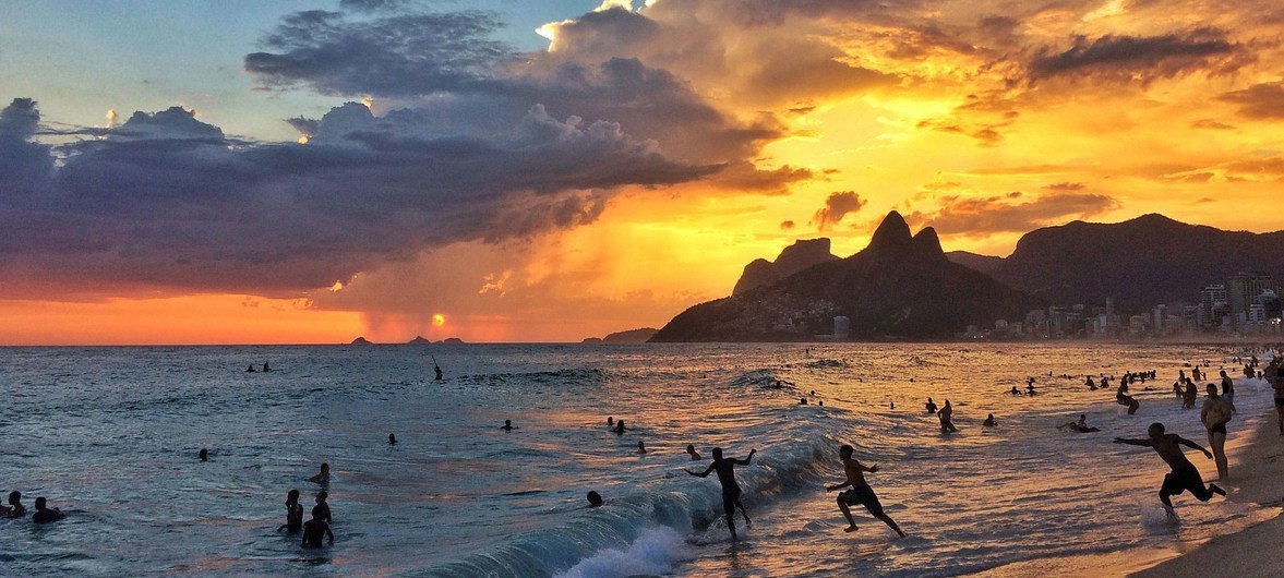 Praia de Ipanema, Rio de Janeiro, Brasil. Turismo e serviços digitais alavancam a subida nas exportações de serviços