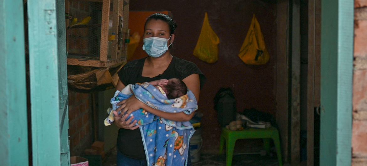 Uma mulher indígena e seu filho em Nariño, na Colômbia. Na América Latina, os povos indígenas estão entre os mais pobres