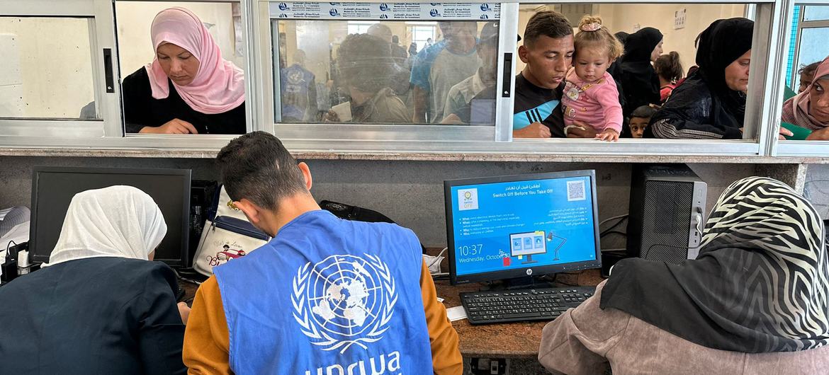 Equipe da Unrwa presta serviços médicos a pessoas necessitadas em Gaza