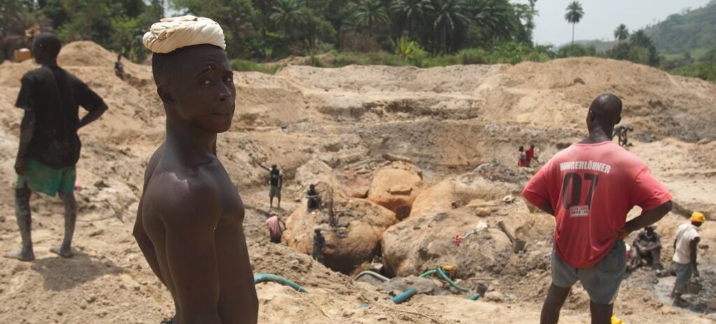 Jovens trabalham numa mina de diamantes perto de Koidu, na Serra Leoa