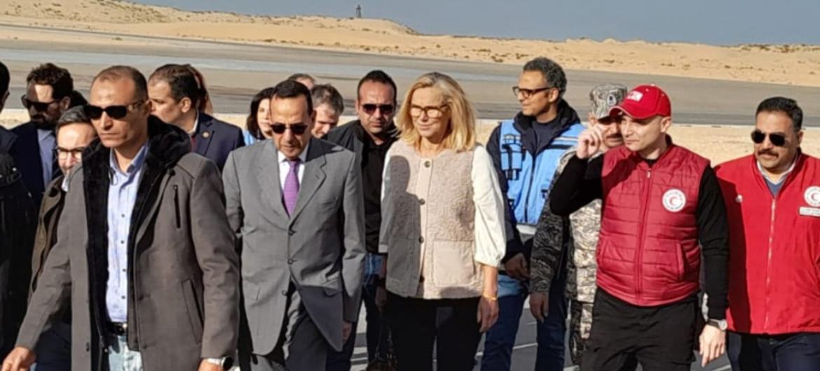 A coordenadora sênior de Ajuda Humanitária e de Reconstrução da ONU para Gaza, Sigrid Kaag, visita Al-Arish no Egipto, a cerca de 40 quilômetros da passagem de fronteira de Rafah com Gaza