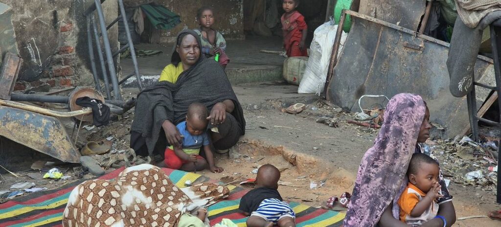 Mulheres e crianças deslocadas numa área de deslocados internos em Darfur Ocidental devido aos combates no Sudão