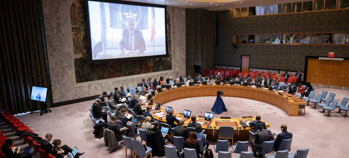Karim Khan (na tela), Procurador do Tribunal Penal Internacional, TPI, informa aos membros do Conselho de Segurança da ONU sobre o Sudão e o Sudão do Sul