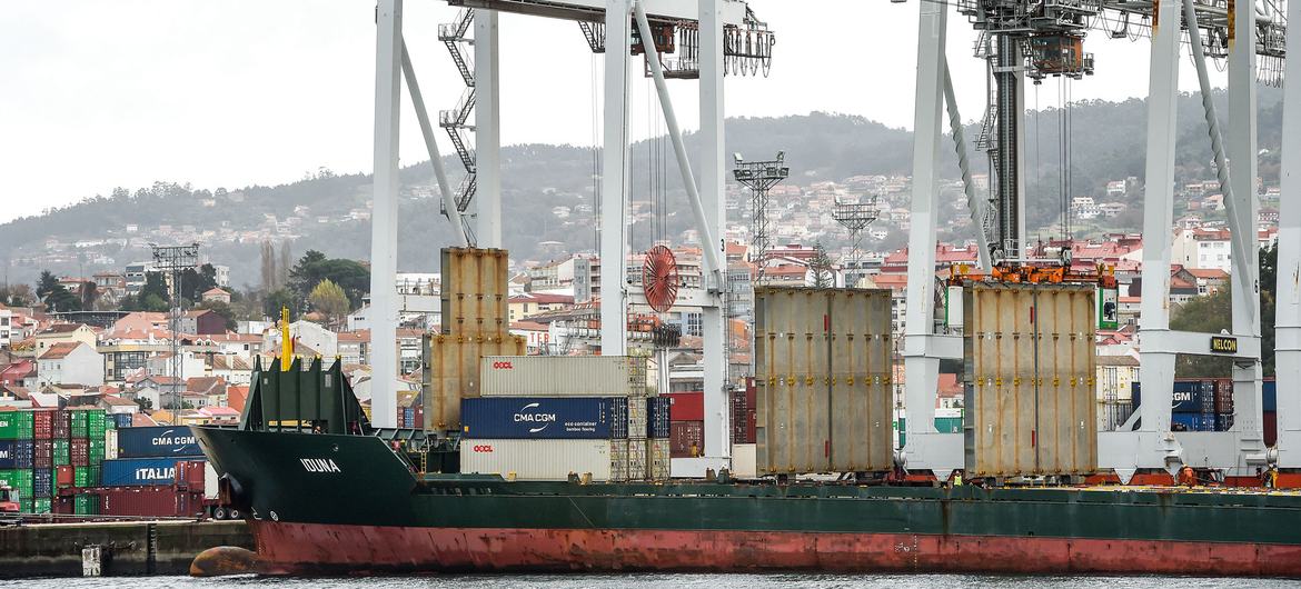 Um navio cargueiro está atracado no porto de Vigo, na Espanha