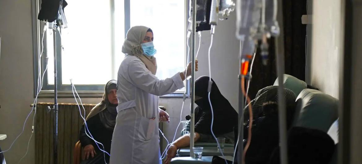 Um médico trata um paciente com câncer em um hospital em Idleb, no noroeste da Síria