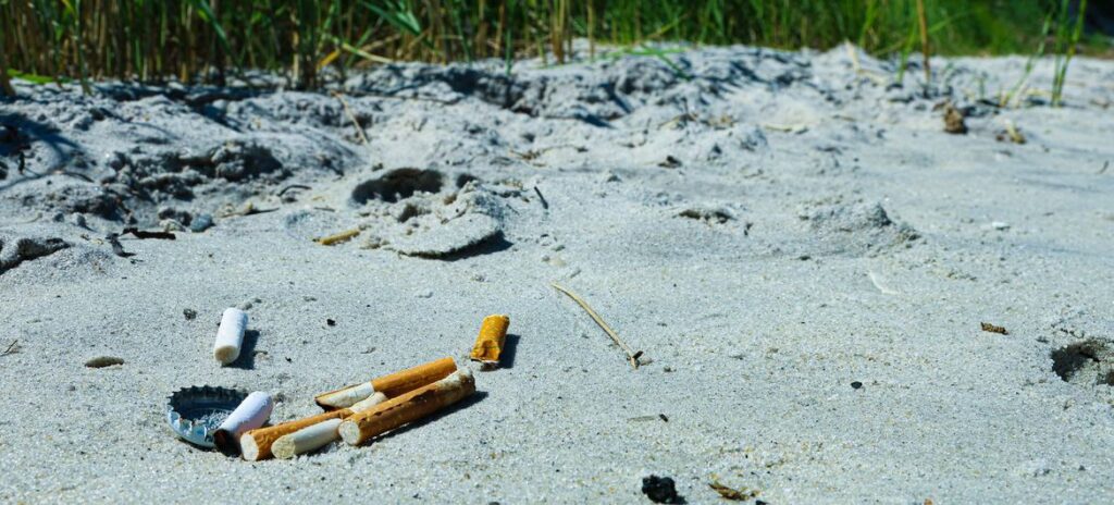 Quando descartadas incorretamente, as bitucas de cigarro são uma forma de poluição plástica que pode prejudicar a vida marinha e envenenar as águas