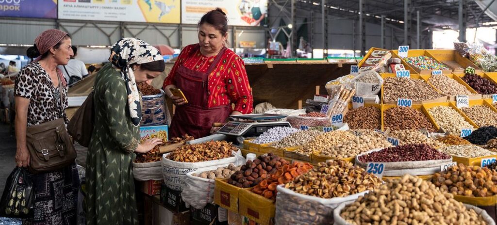 Os preços no Bazar de Osh em Bishkek, na República do Quirguistão, estão subindo devido à inflação.