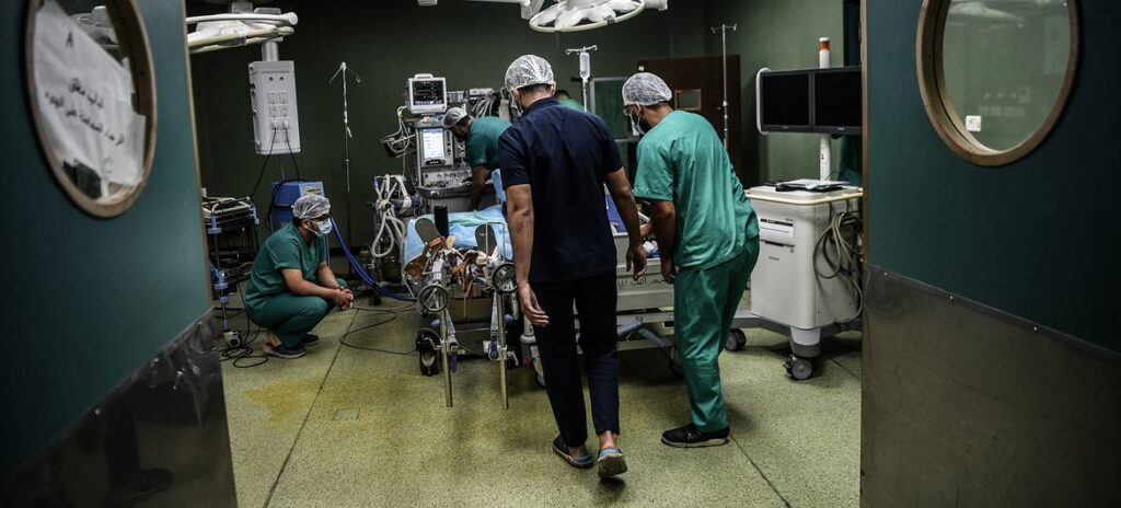 Médicos se preparam para cirurgia no Hospital Nasser em Khan Younis