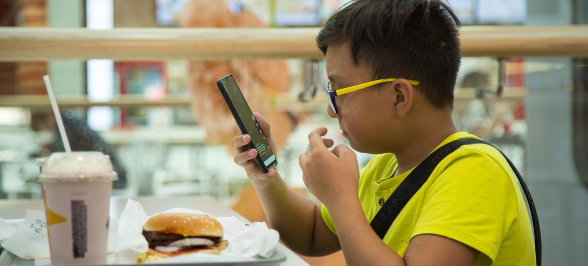 O consumo regular de junk food pode ser viciante para as crianças