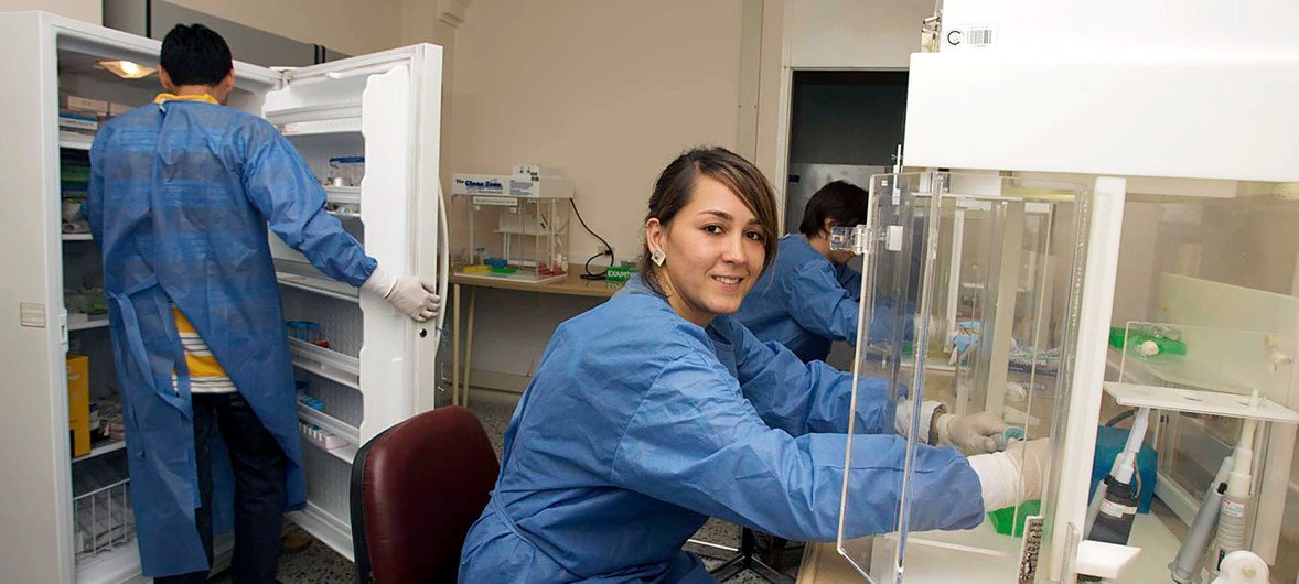 Assistentes de laboratório de pesquisa sobre HPV (vírus do papiloma humano) e câncer cervical no Instituto do Câncer da Colômbia, Bogotá, Colômbia