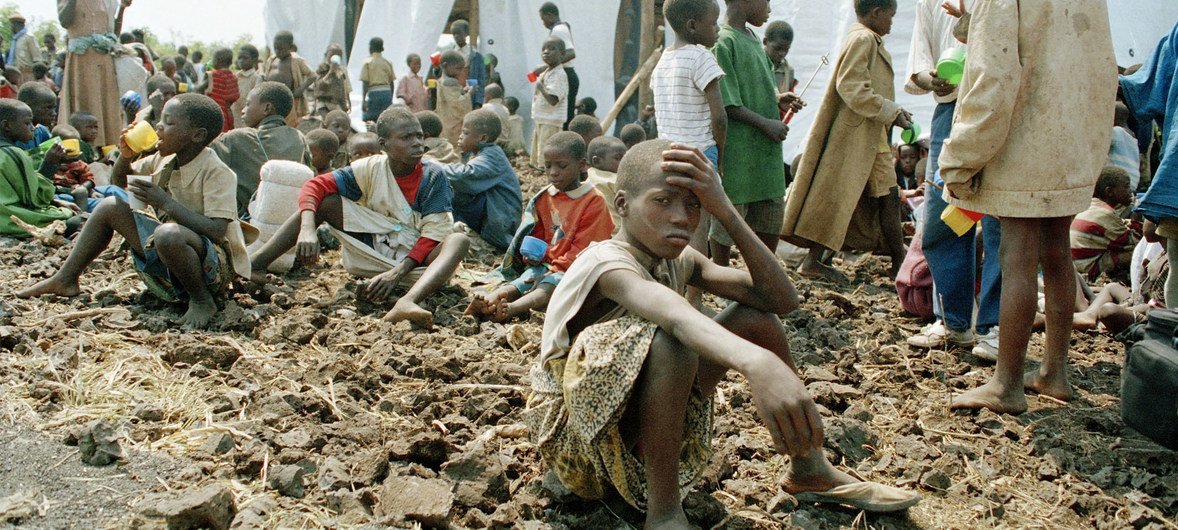 Crianças ruandesas que perderam os pais descansam no campo de Ndosha em Goma, 25 de julho de 1994