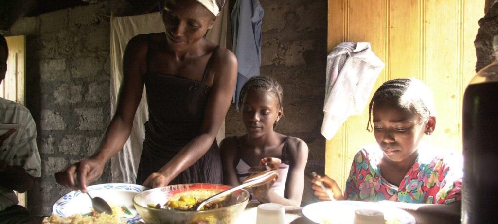 Um almoço em família em Cabo Verde. Como não há eletricidade, as refeições são preparadas em fogo aberto no quintal