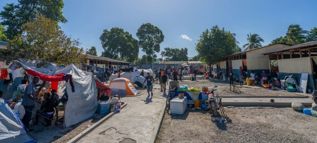 Um grupo de desabrigados hospedado em uma escola no centro de Porto Príncipe, no local Jean-Marie Vincent.