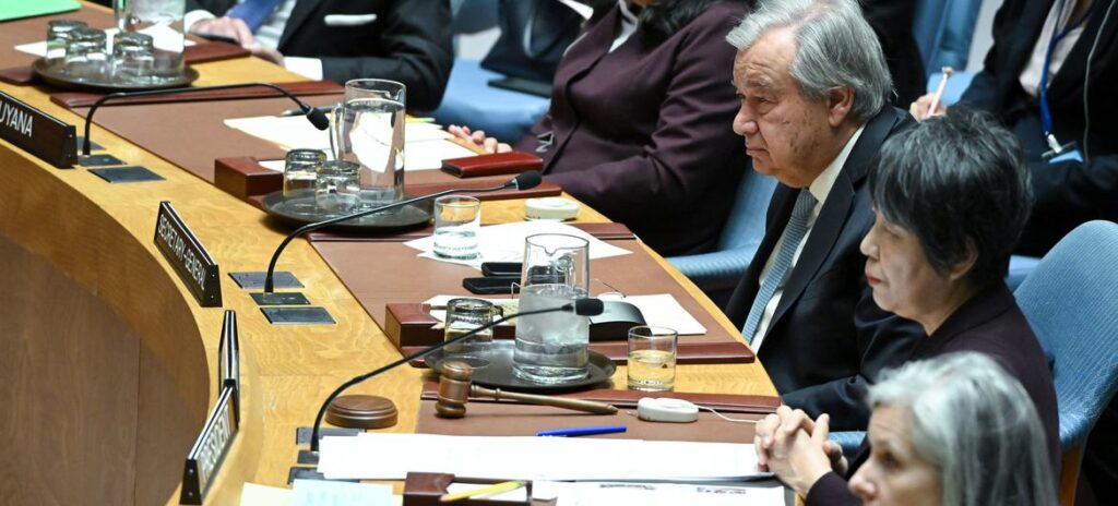 O secretário-geral da ONU, António Guterres (centro-direita), participa numa reunião do Conselho de Segurança sobre desarmamento nuclear e não-proliferação