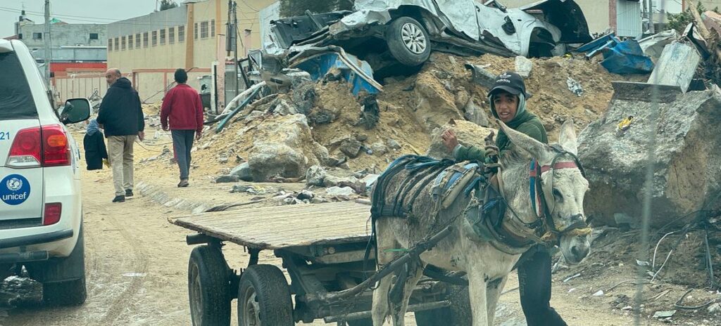 A destruição de propriedades continua em Khan Younis, Gaza.