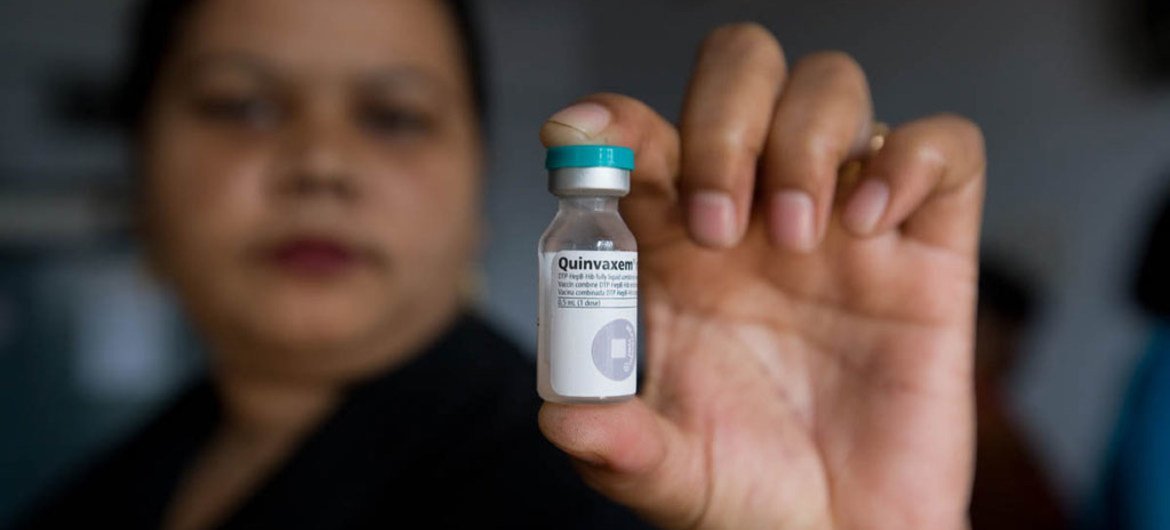 Uma profissional de saúde exibe uma vacina contra Hib, difteria, tétano, coqueluche e hepatite B em um depósito na cidade de Khulna, no sudoeste de Bangladesh