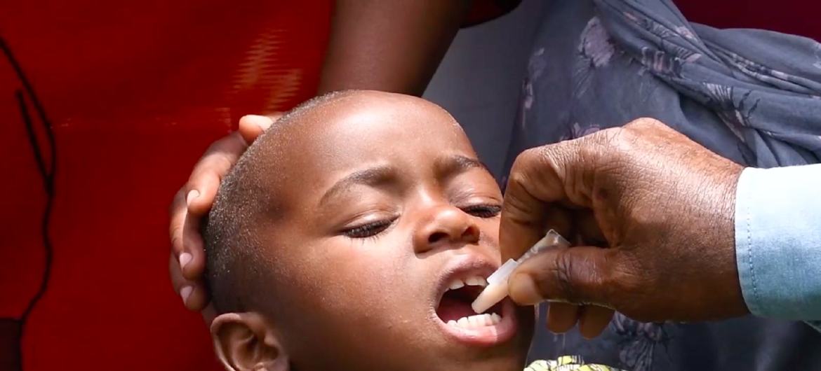 Uma criança recebe uma vacina contra a cólera no assentamento de refugiados de Nyiragongo, Goma, RD Congo
