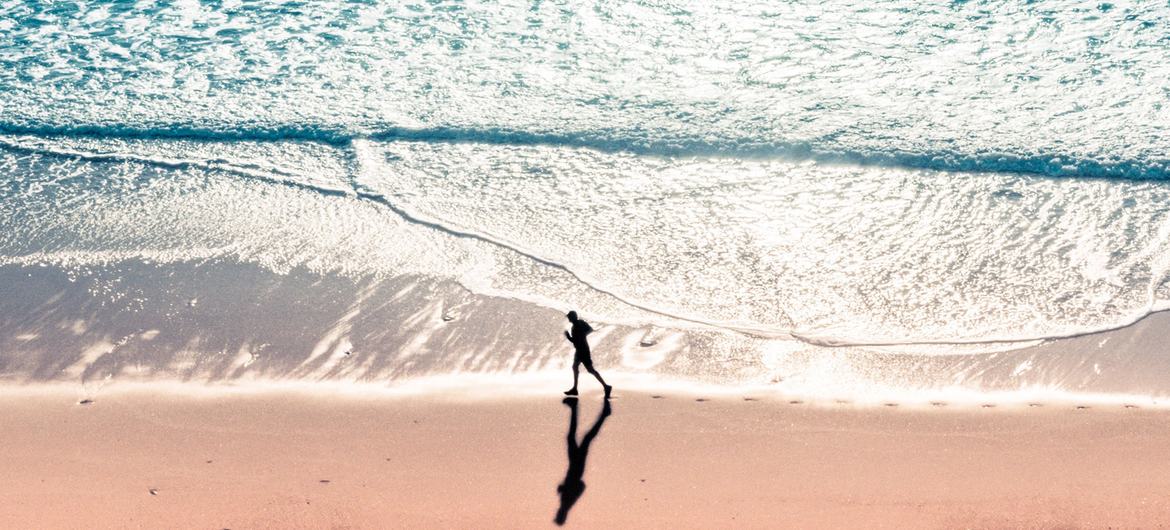 Praia da Nazaré em Portugal. Economia portuguesa mostra sinais de recuperação com o retorno do setor de turismo