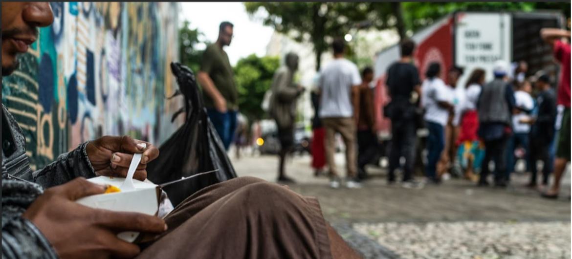 Distribuição de refeições para população de rua no Rio de Janeiro