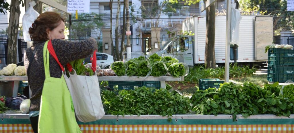 Feira de orgânicos do Ibirapuera funciona aos sábados de manhã na rua Curitiba, zona sul de São Paulo.