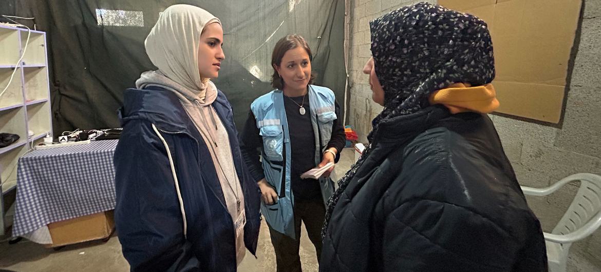 Yasmina Guerda, Oficial de Assuntos Humanitários da ONU (centro), conversa com uma mulher palestina em Rafah, Gaza, em março de 2024