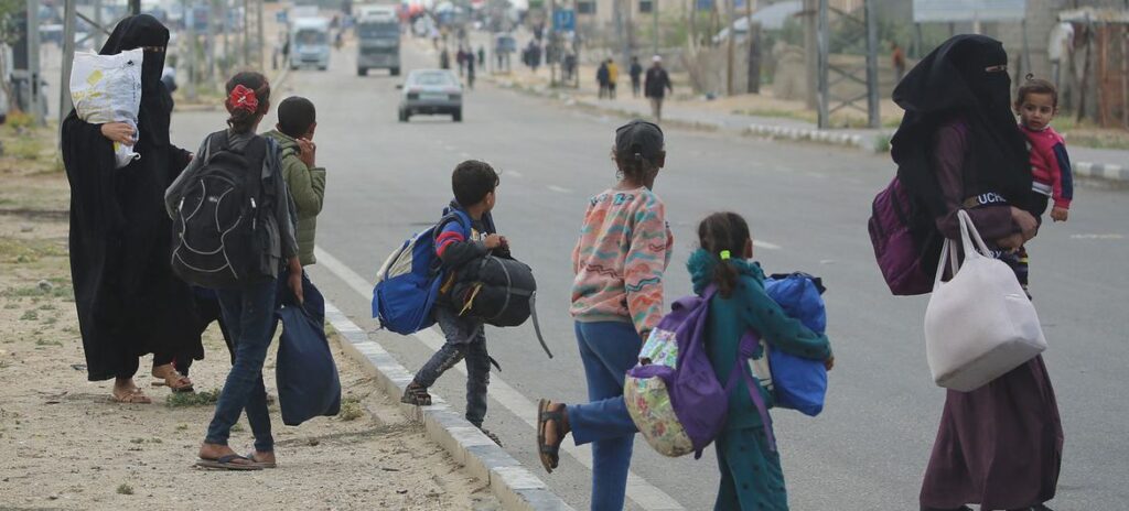 Membros da família carregam seus pertences enquanto fogem de Rafah, no sul de Gaza