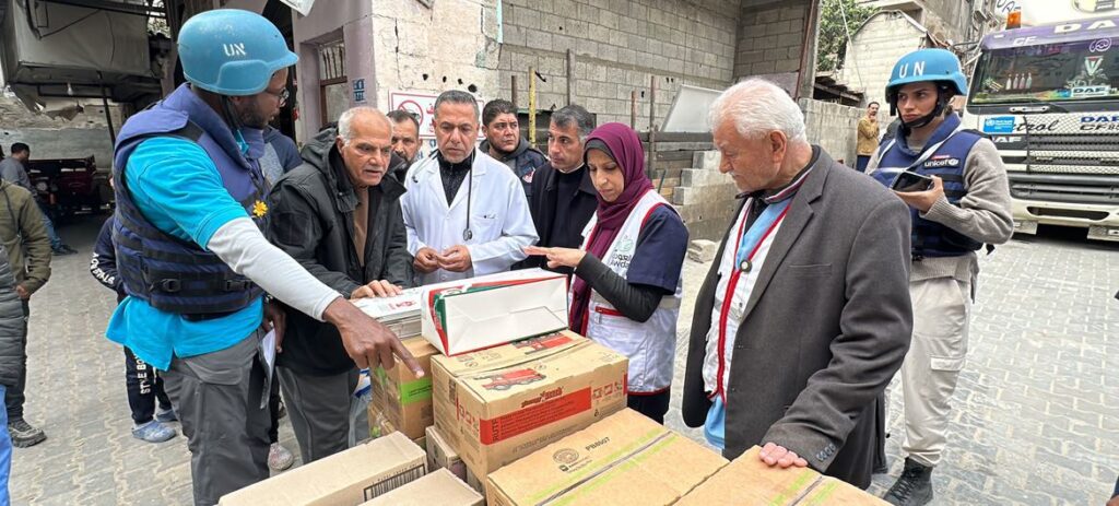 OMS entrega suprimentos médicos essenciais durante missão da ONU ao hospital Al-Awda, no norte de Gaza