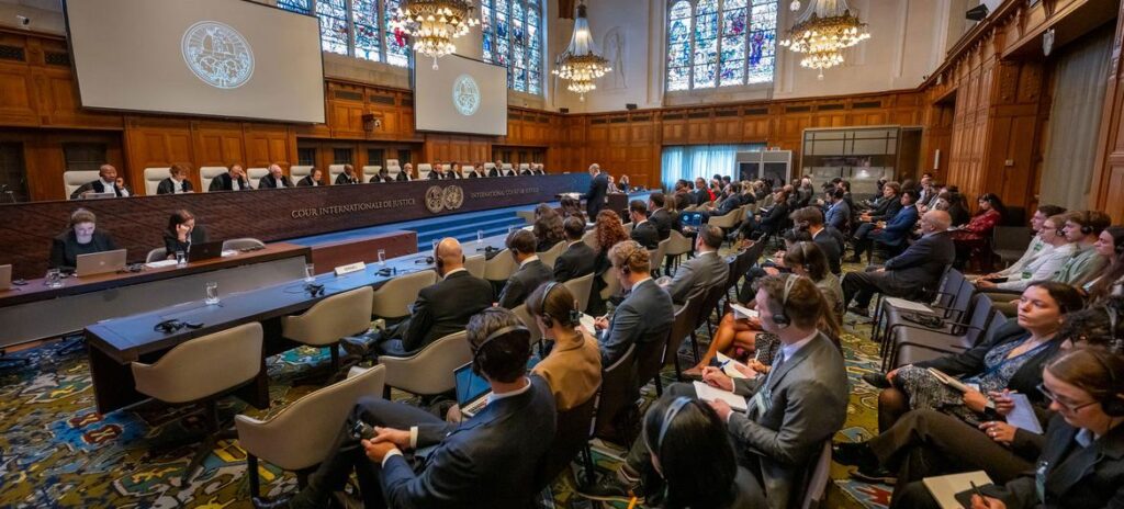 Uma vista da sala do Tribunal Internacional de Justiça em Haia no caso África do Sul v.