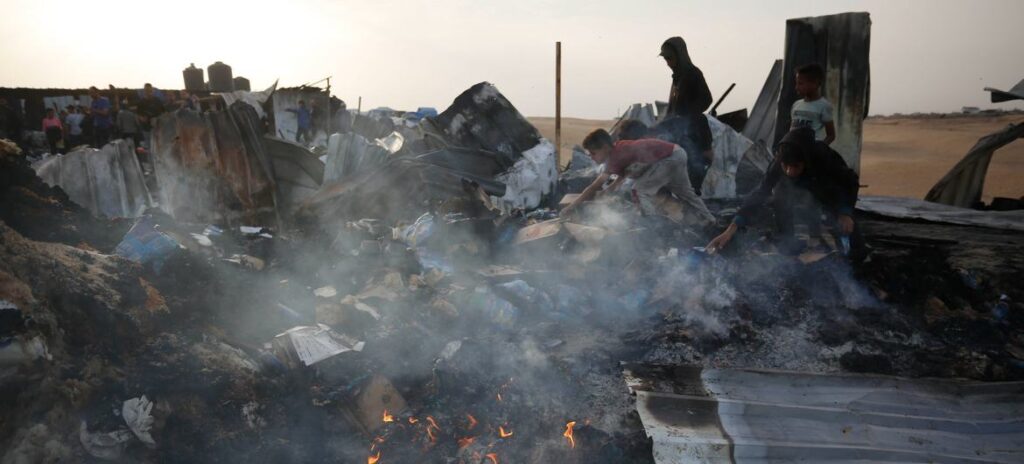 Os ataques aéreos israelenses de 26 de maio atingiram um campo de deslocados em Rafah, no sul de Gaza, matando mais de 35 palestinos, incluindo mulheres e crianças