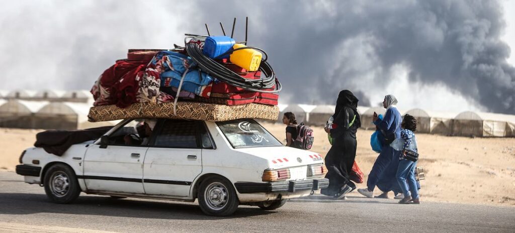 Milhares de famílias de Gaza estão evacuando a cidade de Rafah após os ataques aéreos israelenses.