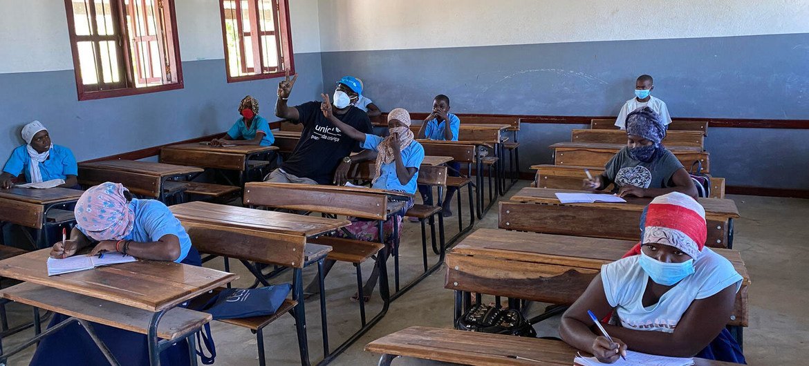Jovens mulheres numa escola na região afetada pelo conflito de Cabo Delgado, em Moçambique