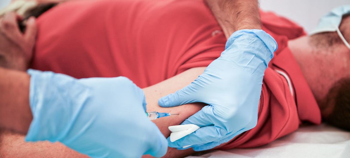 Um homem recebe uma vacina contra a varíola M em uma clínica de saúde em Portugal