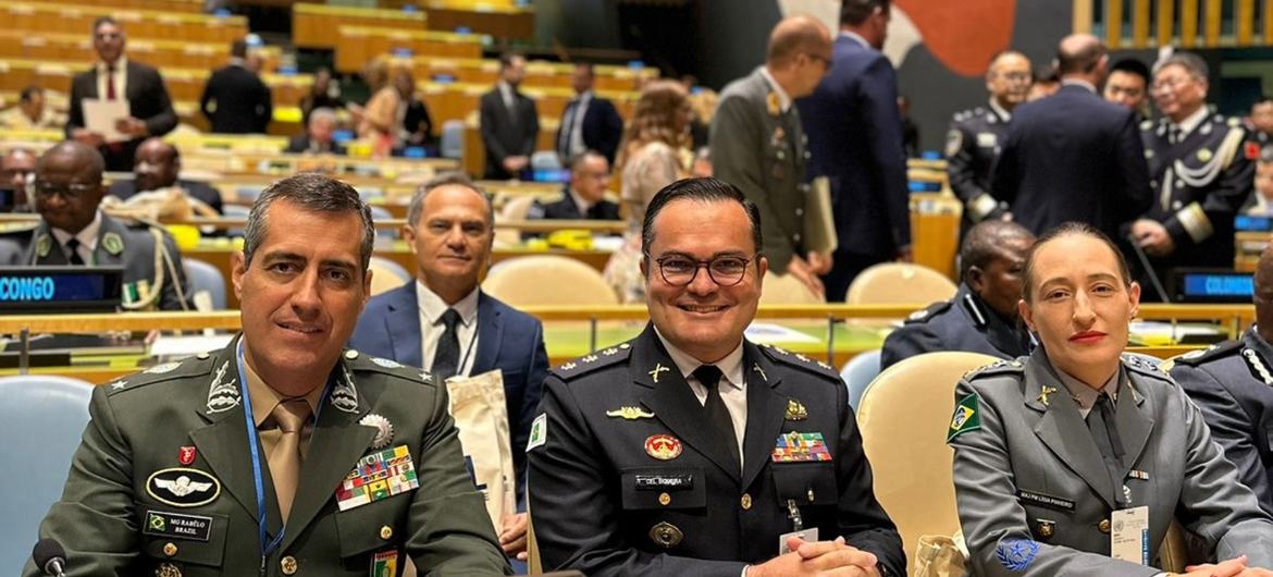 General Ricardo Rabelo (direita) destacou a participação histórica brasileira em missões de paz e as inovações introduzidas