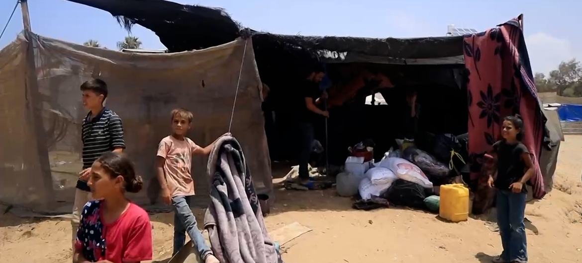 Uma tenda em um abrigo improvisado para pessoas deslocadas em Az-Zawayda, na região central de Gaza.