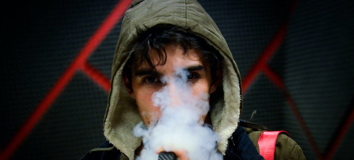 Muitos países têm visto níveis alarmantes de uso de cigarros eletrônicos entre adolescentes