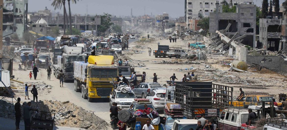 Seguindo as ordens de realocação israelenses, os palestinos levam o máximo de pertences que podem para se mudarem para um novo local. Nenhum lugar é seguro em Gaza