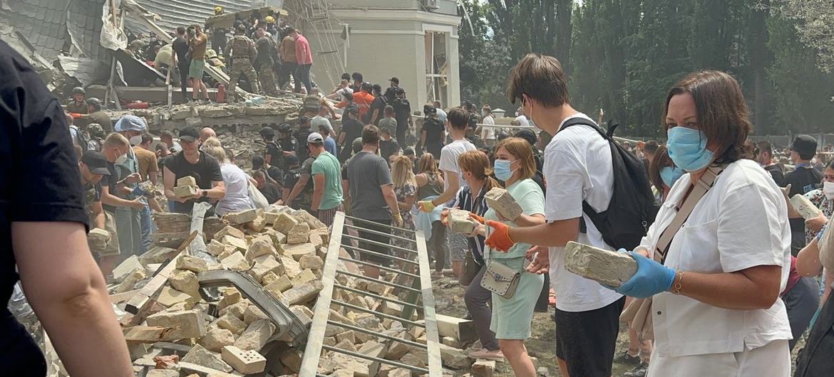 Operações de resgate no local do ataque da manhã na capital da Ucrânia, Kiev.