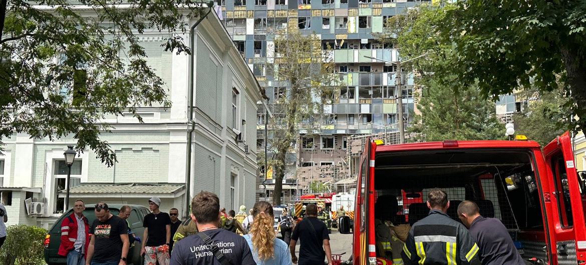 Consequências do ataque matinal na capital da Ucrânia, Kyiv, quando um hospital infantil foi atingido.