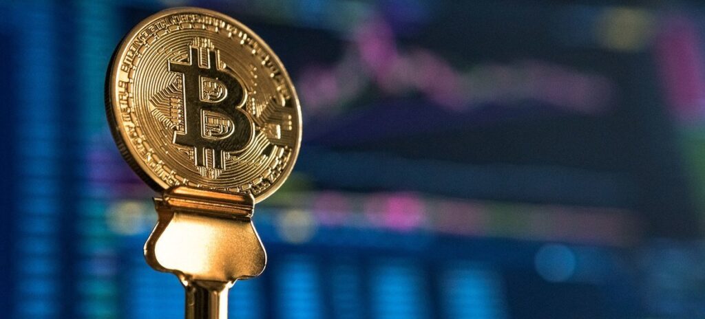 Bitcoin é uma moeda digital descentralizada que você pode comprar, vender e trocar diretamente, sem intermediários como um banco