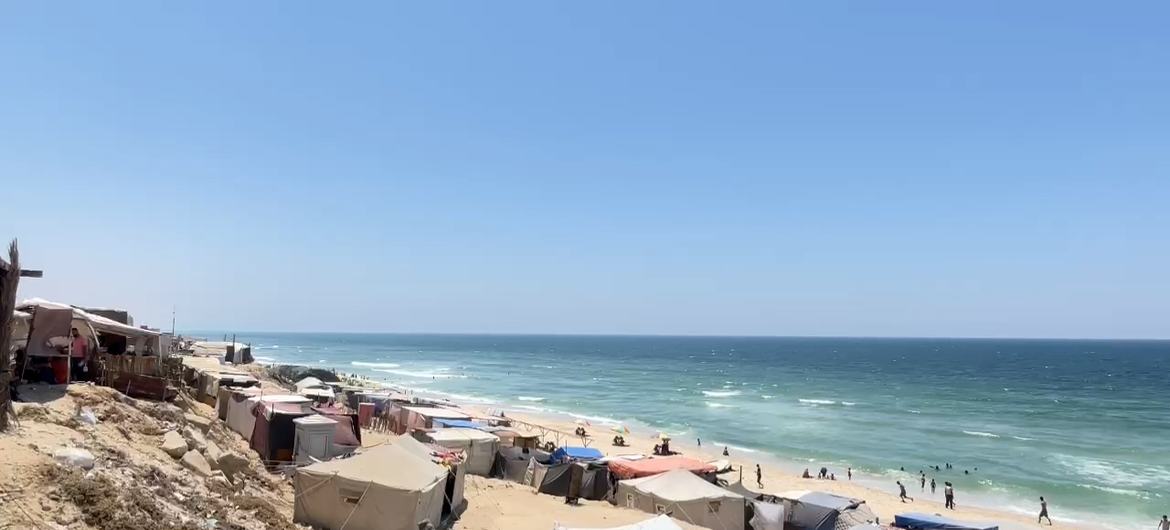 Abrigo improvisado para pessoas deslocadas em Az-Zawayda, na região central de Gaza.