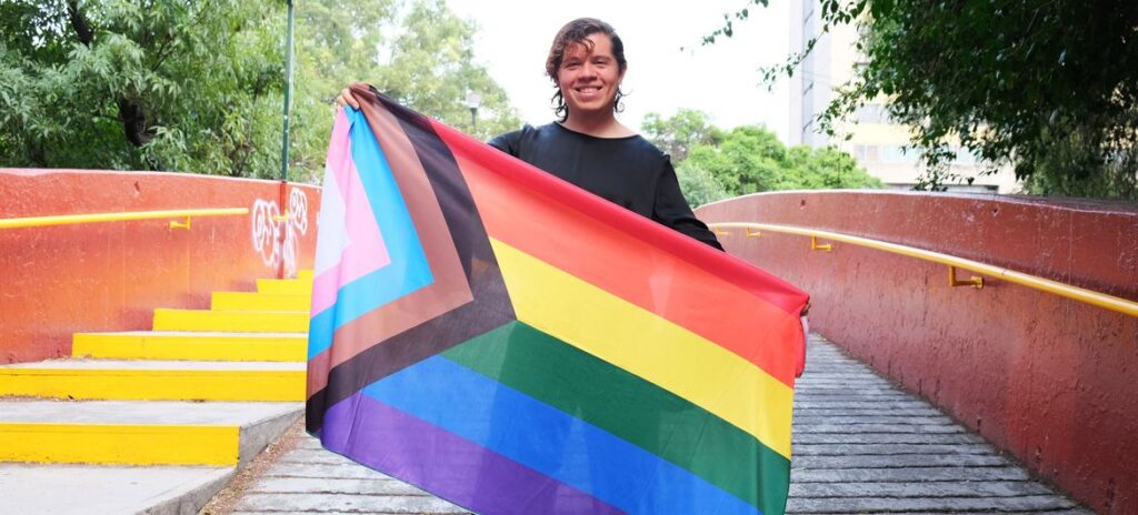 Galo, que se identifica como trans e queer não binário, que enfrentou a discriminação e as fobias com honestidade e amor próprio.