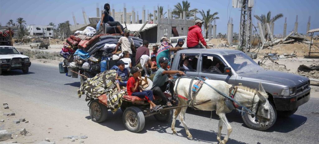 As famílias palestinas mudam seus pertences depois que as autoridades israelenses lhes dizem para se mudarem para novos locais.