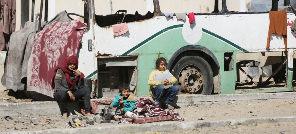 Wateridge menciona um cenário que se assemelha a pessoas esperando pela morte por causa de operações militares em andamento e ordens de evacuação contínuas