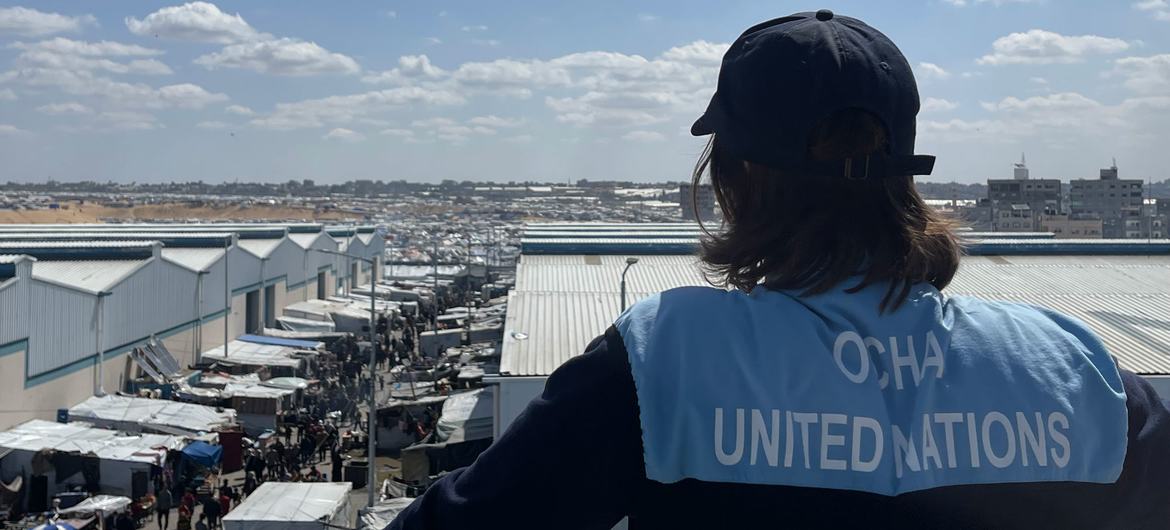 Yasmina Guerda, Oficial de Assuntos Humanitários da ONU, olha para Rafah, Gaza, em março de 2024